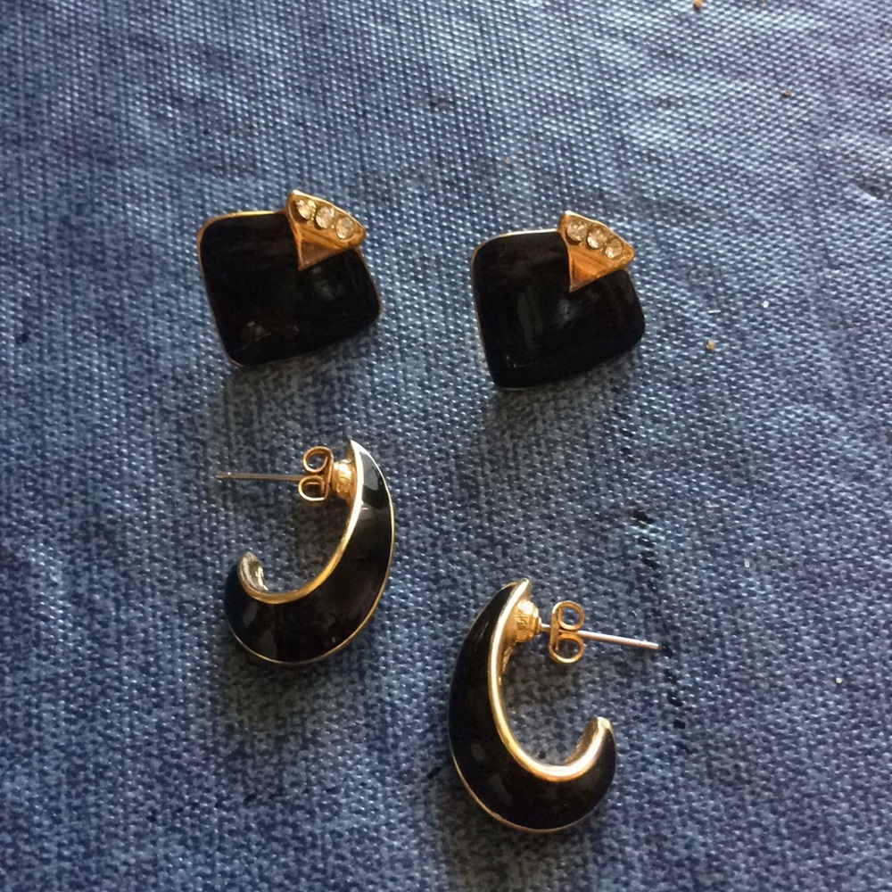 2 pairs of earrings